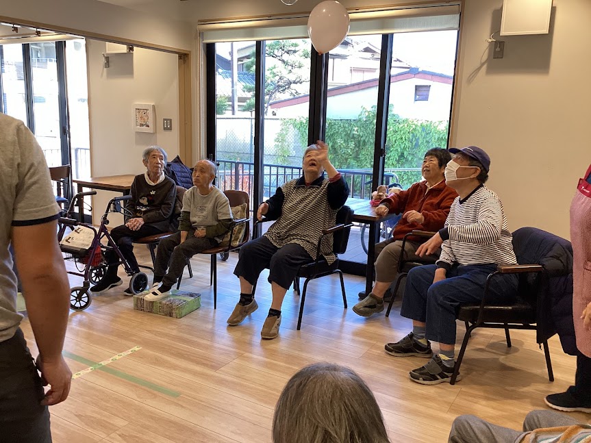 マラカスを握ってる男性